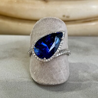 Bague en or blanc, saphir royal blue de taille poire de 7,04 carats et diamants pour 1,14 carat