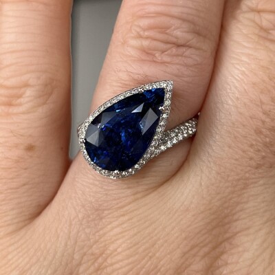 Bague en or blanc, saphir royal blue de taille poire de 7,04 carats et diamants pour 1,14 carat