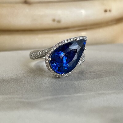 Bague en or blanc, saphir royal blue de taille poire de 7,04 carats et diamants pour 1,14 carat