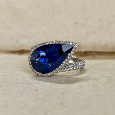 Bague en or blanc, saphir royal blue de taille poire de 7,04 carats et diamants pour 1,14 carat
