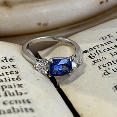 Bague en or blanc, saphir de taille coussin non chauffé de 2,03 carats et diamants pour 0,65 carat