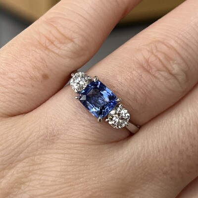 Bague en or blanc, saphir de taille coussin non chauffé de 2,03 carats et diamants pour 0,65 carat