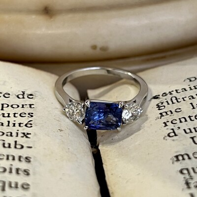 Bague en or blanc, saphir de taille coussin non chauffé de 2,03 carats et diamants pour 0,65 carat