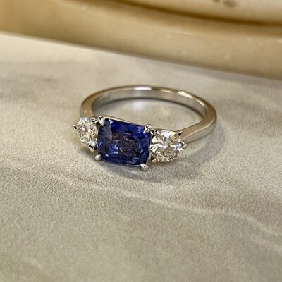 Bague en or blanc, saphir de taille coussin non chauffé de 2,03 carats et diamants pour 0,65 carat