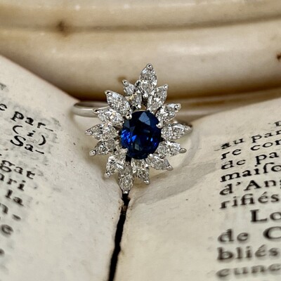 Bague Marquise en or blanc, saphir de taille ovale de 1,20 carat et diamants de taille marquise pour 1 carat