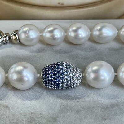 Collier perles des mers du sud et saphirs pour 1,90 carat. Fermoir en or blanc