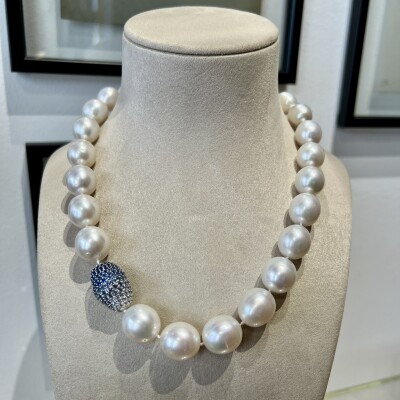 Collier perles des mers du sud et saphirs pour 1,90 carat. Fermoir en or blanc