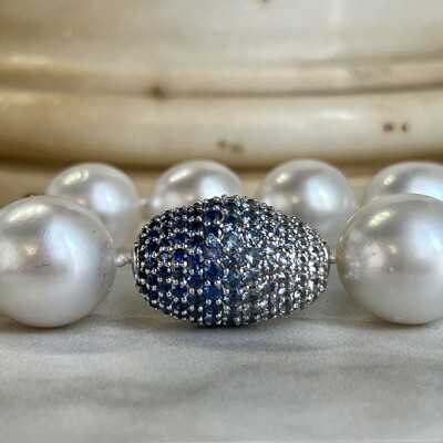 Collier perles des mers du sud et saphirs pour 1,90 carat. Fermoir en or blanc