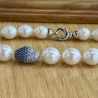 Collier perles des mers du sud et saphirs pour 1,90 carat. Fermoir en or blanc