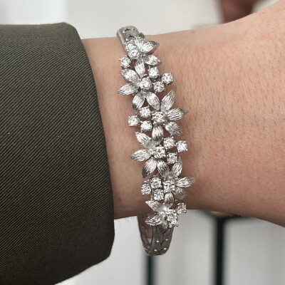 Bracelet semi-rigide motifs floraux en or blanc et diamants pour 1,80 carat