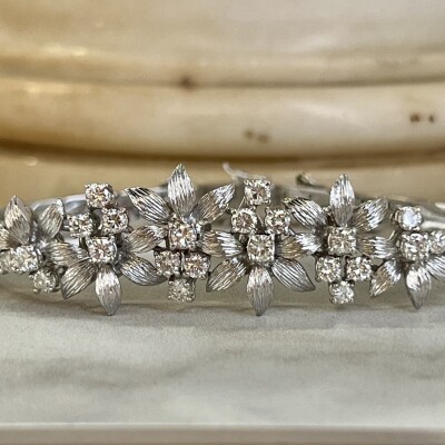 Bracelet semi-rigide motifs floraux en or blanc et diamants pour 1,80 carat