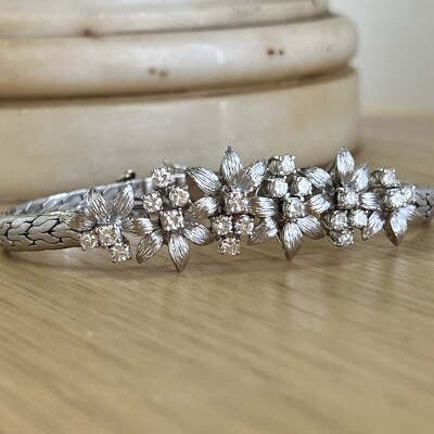 Bracelet semi-rigide motifs floraux en or blanc et diamants pour 1,80 carat