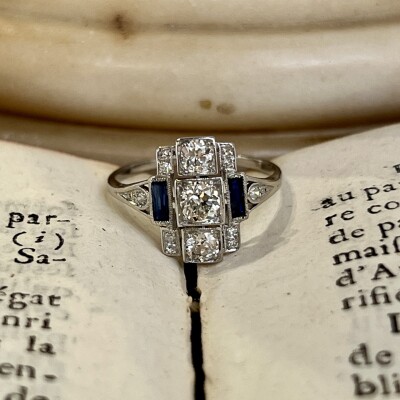 Bague Art Déco en platine, saphirs de taille baguette pour 0,15 carat, diamant de taille ancienne de 0,20 carat et diamants de taille ancienne pour 0,30 carat vers 1930
