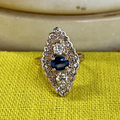 Bague Marquise en or rose, saphir ovale de 0,60 carat, diamants de taille ancienne pour 0,50 carat et diamants 8X8 pour 0,40 carat