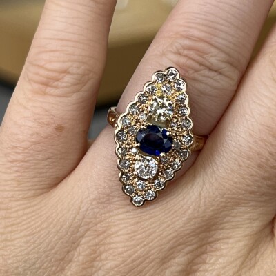 Bague Marquise en or rose, saphir ovale de 0,60 carat, diamants de taille ancienne pour 0,50 carat et diamants 8X8 pour 0,40 carat