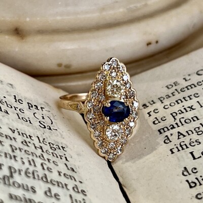 Bague Marquise en or rose, saphir ovale de 0,60 carat, diamants de taille ancienne pour 0,50 carat et diamants 8X8 pour 0,40 carat