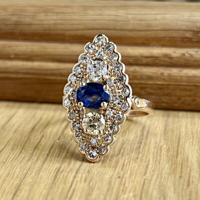 Bague Marquise en or rose, saphir ovale de 0,60 carat, diamants de taille ancienne pour 0,50 carat et diamants 8X8 pour 0,40 carat