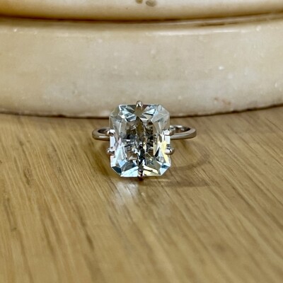 Bague en or blanc et aigue-marine