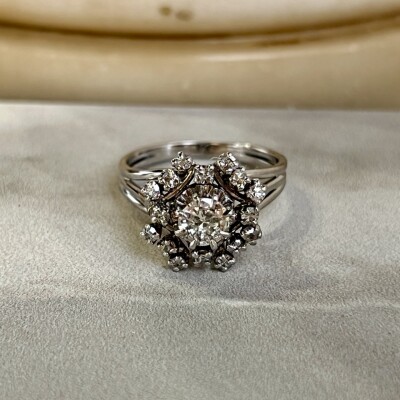 Bague Marguerite en or blanc, diamant demi-taille de 0,40 carat et diamants 8X8 pour 0,15 carat