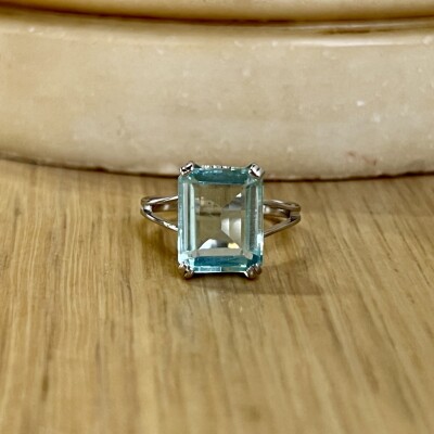 Bague en or blanc et aigue-marine