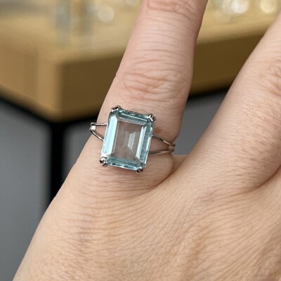 Bague en or blanc et aigue-marine