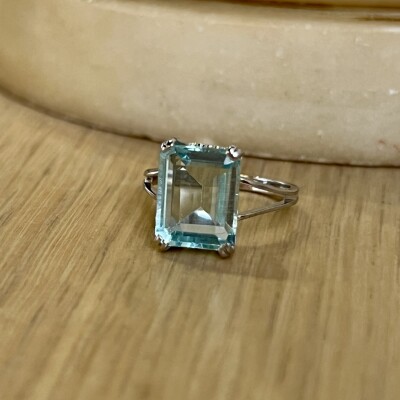 Bague en or blanc et aigue-marine