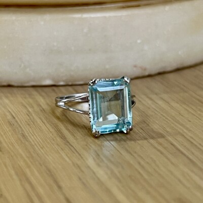 Bague en or blanc et aigue-marine
