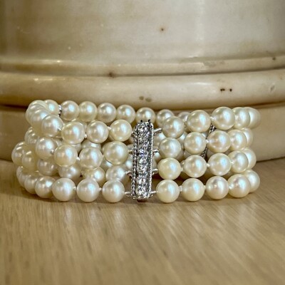 Bracelet 4 rangs en or blanc, perles de culture et diamants pour 0,40 carat