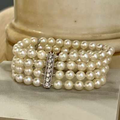 Bracelet 4 rangs en or blanc, perles de culture et diamants pour 0,40 carat