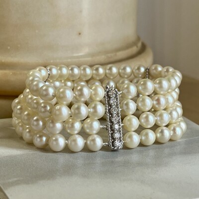 Bracelet 4 rangs en or blanc, perles de culture et diamants pour 0,40 carat