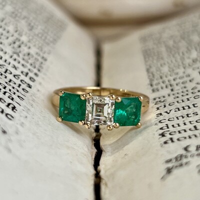 Bague Trilogie en or jaune, diamant de taille carrée de 1,08 carat blanc H VS1 et émeraude de taille carrée pour 1,49 carat