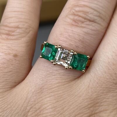 Bague Trilogie en or jaune, diamant de taille carrée de 1,08 carat blanc H VS1 et émeraude de taille carrée pour 1,49 carat