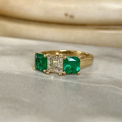 Bague Trilogie en or jaune, diamant de taille carrée de 1,08 carat blanc H VS1 et émeraude de taille carrée pour 1,49 carat