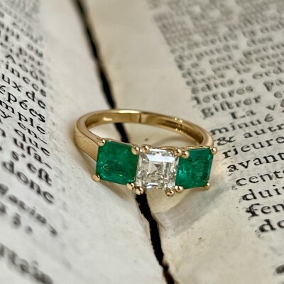 Bague Trilogie en or jaune, diamant de taille carrée de 1,08 carat blanc H VS1 et émeraude de taille carrée pour 1,49 carat