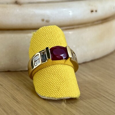 Bague en or jaune, rubis de taille ovale de 1,61 carat et diamants de taille baguette pour 0,56 carat