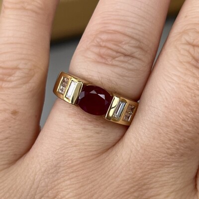 Bague en or jaune, rubis de taille ovale de 1,61 carat et diamants de taille baguette pour 0,56 carat