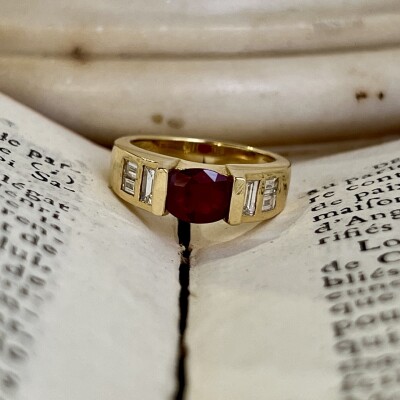 Bague en or jaune, rubis de taille ovale de 1,61 carat et diamants de taille baguette pour 0,56 carat
