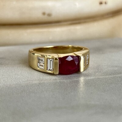 Bague en or jaune, rubis de taille ovale de 1,61 carat et diamants de taille baguette pour 0,56 carat