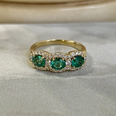 Bague Trilogie en or jaune, émeraude de taille ovale pour 0,97 carat et diamants pour 0,44 carat