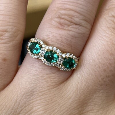 Bague Trilogie en or jaune, émeraude de taille ovale pour 0,97 carat et diamants pour 0,44 carat