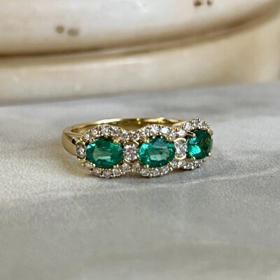 Bague Trilogie en or jaune, émeraude de taille ovale pour 0,97 carat et diamants pour 0,44 carat