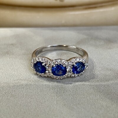 Bague Trilogie en or blanc, saphirs de taille ovale pour 1,30 carat et diamants pour 0,43 carat