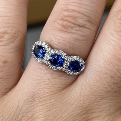Bague Trilogie en or blanc, saphirs de taille ovale pour 1,30 carat et diamants pour 0,43 carat