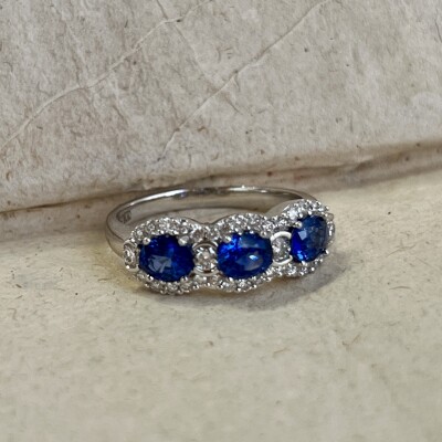 Bague Trilogie en or blanc, saphirs de taille ovale pour 1,30 carat et diamants pour 0,43 carat