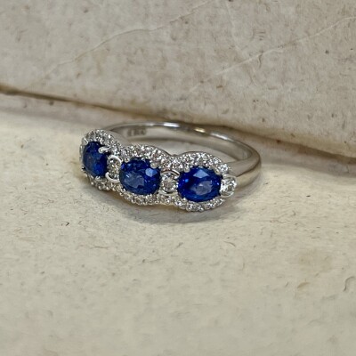 Bague Trilogie en or blanc, saphirs de taille ovale pour 1,30 carat et diamants pour 0,43 carat