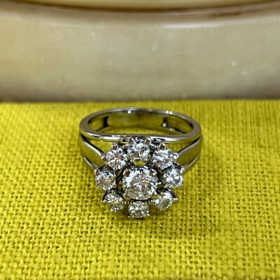 Bague Marguerite en or blanc, diamant de 0,45 carat et diamants pour 0,80 carat