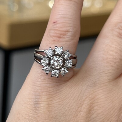 Bague Marguerite en or blanc, diamant de 0,45 carat et diamants pour 0,80 carat
