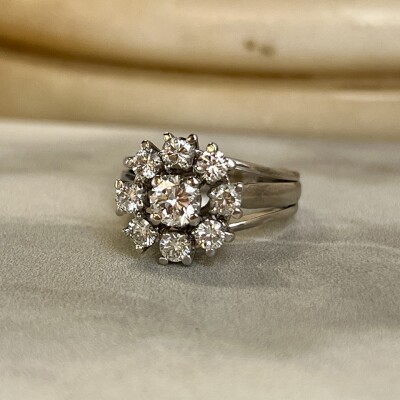 Bague Marguerite en or blanc, diamant de 0,45 carat et diamants pour 0,80 carat
