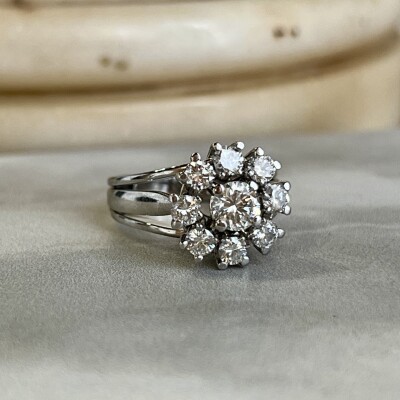 Bague Marguerite en or blanc, diamant de 0,45 carat et diamants pour 0,80 carat