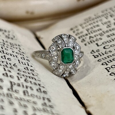 Bague Art Déco en platine, émeraude de 0,60 carat et diamants de taille ancienne pour 0,70 carat vers 1930